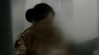 VIDEO: Demi Beri Asi, Ibu Bawa Bayi Masuk Penjara