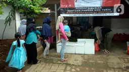 Warga yang memiliki kartu ATM Keluarga Sejahtera mengantre mengambil bantuan pangan non tunai dari Kemensos di Kelurahan Buaran, Serpong, Tangerang Selatan, Banten, Jumat (16/10/2020). Bantuan pangan non tunai tersebut diterima 95 orang. (merdeka.com/Dwi Narwoko)