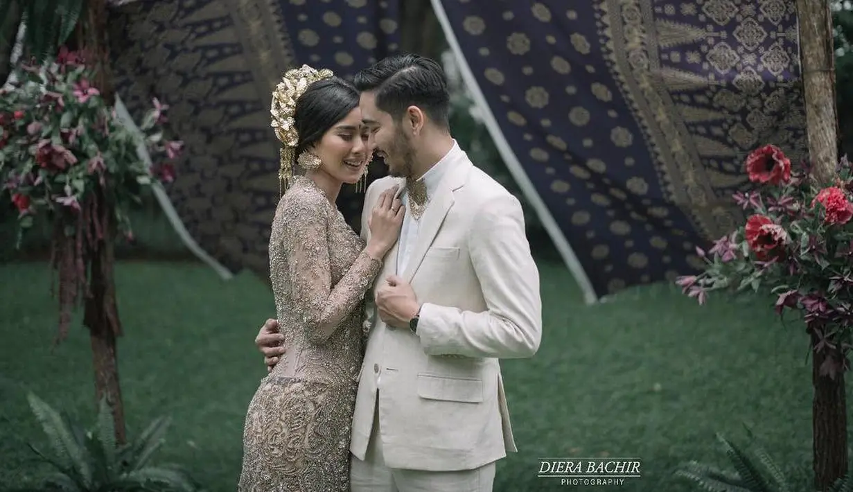 Selain penampilan Syahnaz, yang menjadi obyek pemotretan, dua bodyguards yang ada dibelakang juga tak luput dari perhatian warganet. Warganet juga gagal fokus melihat foto-foto pre-wedding Syahnaz dan Jeje. (Instagram/syahnazs)