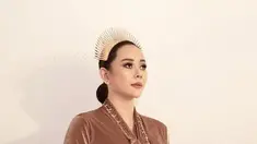 Kali ini Aura Kasih mengenakan pakaian kebay dengan mahkota minimalis bak keturunan ningrat. “Wanita adalah tiang negara jika ingin menegakkan negara, lindungilah wanitanya dan jika ingin menghancurkan negara, hinakanlah wanitanya,” Tulis Aura Kasih. (Liputan6com/IG/aurakasih)