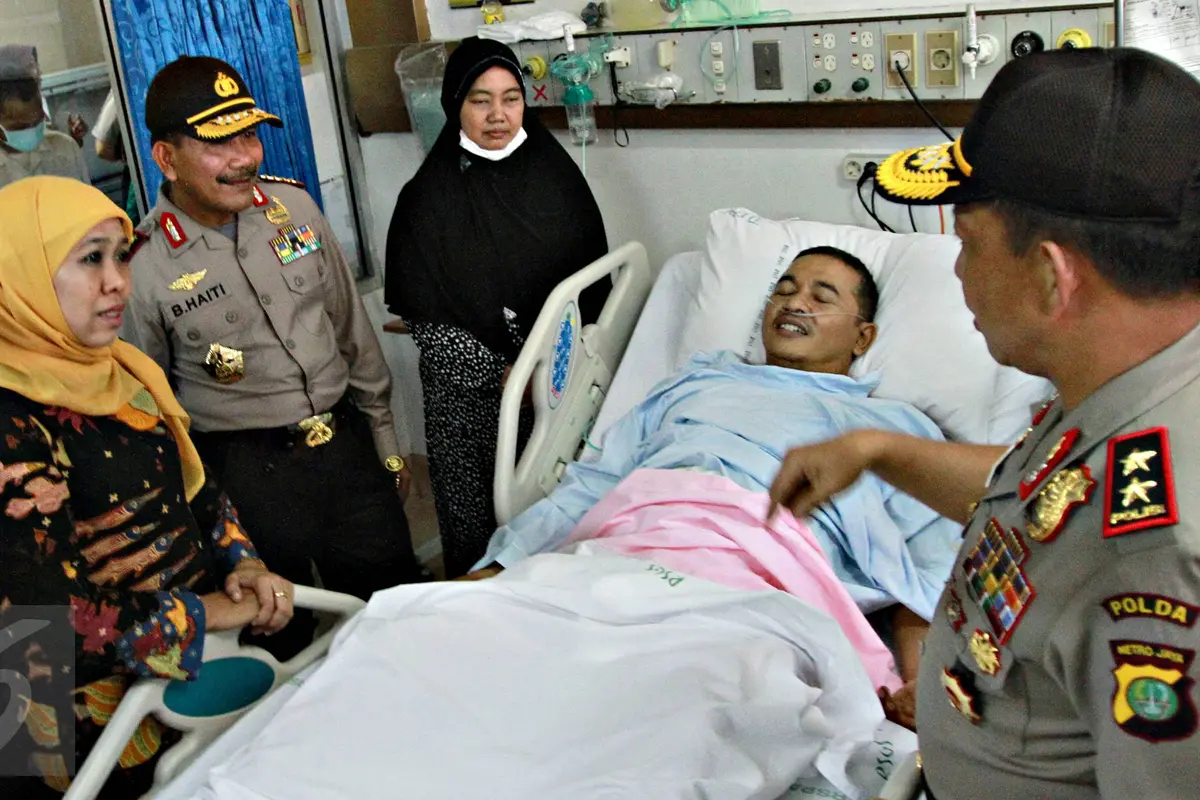 20160119-Kapolri Beserta Mensos Khofifah Besuk Korban Bom Thamrin
