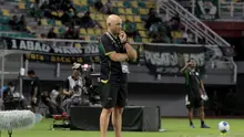 Pelatih Persebaya Surabaya, Bernardo Tavares, mengamati jalannya pertandingan melawan PSMS Medan pada laga kedua Grup B Piala Presiden 2026 di Stadion Gelora Bung Tomo, Surabaya, Jawa Timur, Rabu (29/7/2026). Di bawah arahan Bernardo Tavares, Bajul Ijo berhasil mengamankan kemenangan 1-0 lewat gol tunggal Yuran Fernandes sekaligus memastikan langkah ke babak semifinal. (Bola.com/Wahyu Pratama)