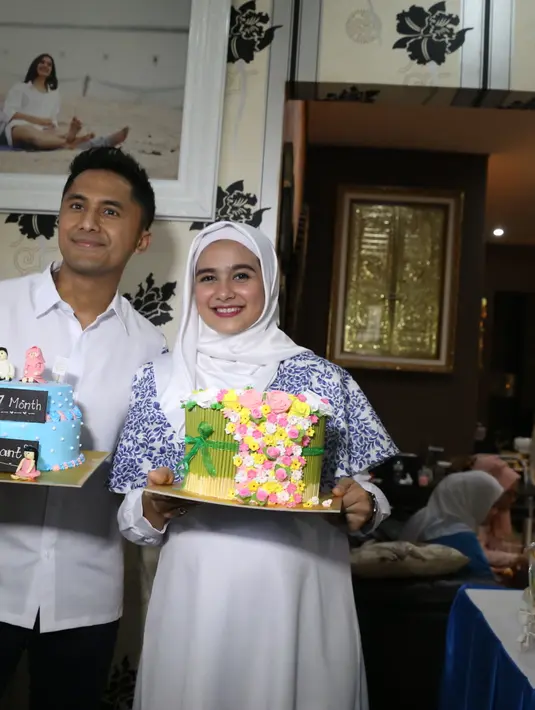 Acara pengajian digelar dikediamannya, kawasan Pejaten, Jakarta Selatan, Jumat (29/9/2017). Sebagai orang muslim, Hengky juga secara khusus membacakan Surat Yusuf. Agar anak yang diprediksi laki-laki itu tampan seperti Nabi Yusuf. (Nurwahyunan/Bintang.com