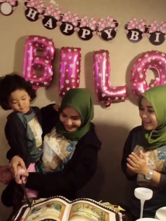Nampak keceriaan dari foto-foto selama di Tanah Suci melalui gambar dan video yang dibagikan ke Instagram. Tepat pada 28 Desember, Ayu Ting Ting mengunggah foto ulang tahun putrinya Bilqis yang ke-3. (Instagram/ayutingting92)