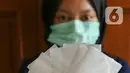 Pekerja menunjukkan sabun cuci tangan berukuran lembaran kertas di Gemilang Craft Pamulang, Tangerang Selatan, Kamis (23/4/2020). Sabun cuci tangan yang dikemas dalam pouch gemilang sebagai alternatif pengganti hand sanitizer selama pandemi Covid-19. (Liputan6.com/Fery Pradolo)