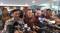 Adam Boehler (tengah, batik cokelat) adalah pejabat AS yang pro-normalisasi Israel. Ia menawari uang proyek ke Indonesia. Dok: Tommy Kurnia/Liputan6.com