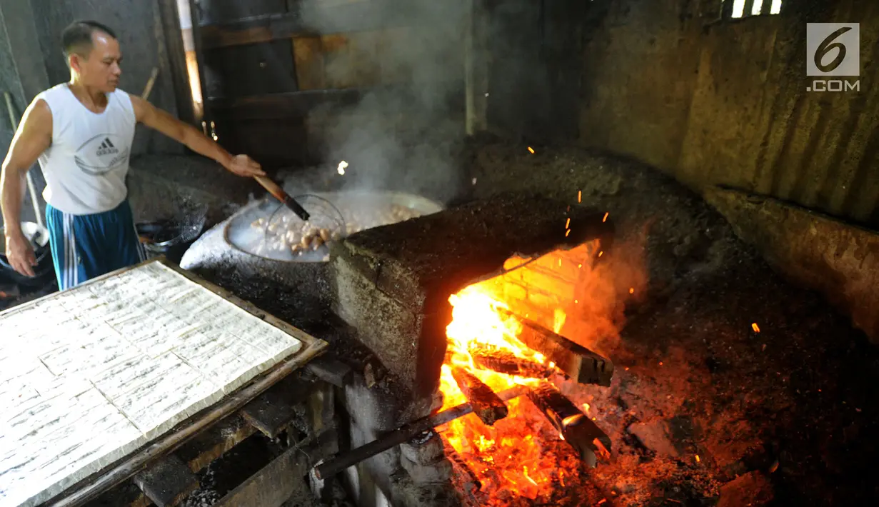 Pekerja menyelesaikan pembuatan tahu goreng di Sukaraja, Bogor, Kamis (6/9). Naiknya harga kedelai impor akibat melemahnya nilai tukar rupiah terhadap dolar AS membuat pengrajin mengurangi ukuran dan takaran pembuatan tahu. (Merdeka.com/Arie Basuki)