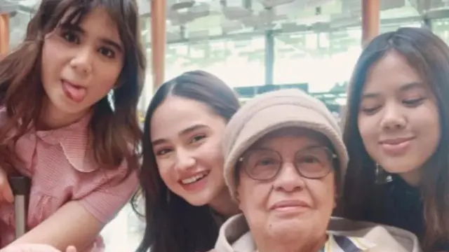 Syifa Hadju dan Tissa Biani liburan di Singapura bersama keluarga Ahmad Dhani. [@film_bnww/m.aubreyg]