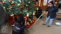 Petugas GO-CLEAN membersihkan pohon natal di GPIB Effatha di kawasan Melawai Jakarta Selatan, Rabu (21/12). Kegiatan ini merupakan rangkaian dari program #NatalanNyaman Bersama GO-CLEAN. (Liputan6.com/Fery Pradolo)