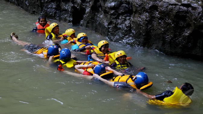 Pacu Adrenalin dengan Body Rafting di Green Canyon Pangandaran