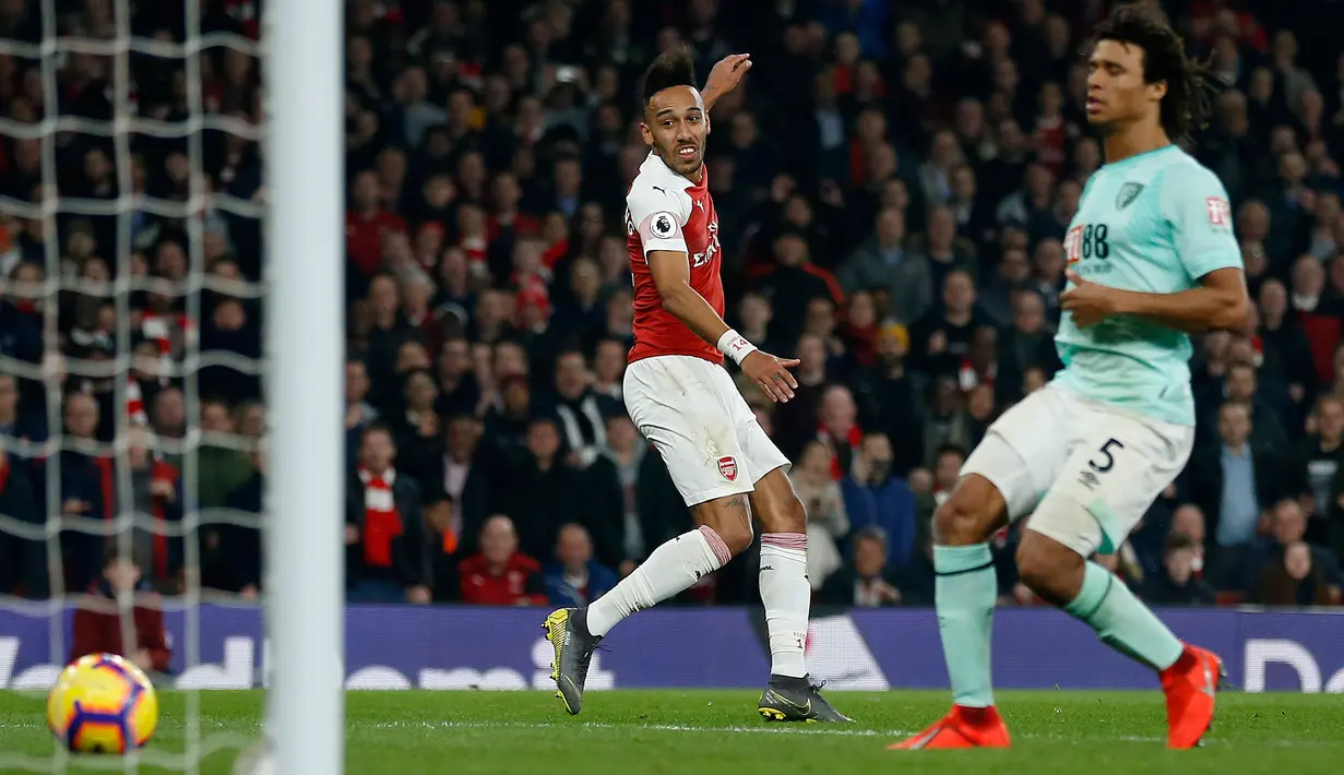 Striker Arsenal, Gabon-Emerick Aubameyang berselebrasi usai mencetak gol ke gawang Bournemouth pada laga lanjutan Liga Inggris, 2018-19 pekan ke-28 di Emirates Stadium, Rabu (27/2). Arsenal menang dengan skor telak 5-1 atas Bournemouth. (Ian KINGTON/AFP)