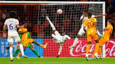 Pemain Belgia Dodi Lukebaklo (tengah) melakukan tendangan ke gawang Belanda pada pertandingan sepak bola UEFA Nations League di Johan Cruyff ArenA, Amsterdam, Belanda, 25 September 2022. Belanda menang 1-0. (AP Photo/Peter Dejong)
