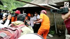 Seorang warga penyandang disabilitas dievakuasi dari rumahnya di Karangasem.