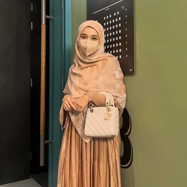 6 Potret Laudya Cynthia Bella Kini Jarang Perlihatkan Wajah, Tampil Makin Tertutup