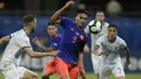 Striker Kolombia, Radamel Falcao, coba mengontrol bola saat melawan Argentina pada laga Copa America 2019 di Stadion Fonte Nova, Salvador, (Sabtu (15/6). Argentina kalah 0-2 dari Kolombia. (AFP/Juan Mabromata)