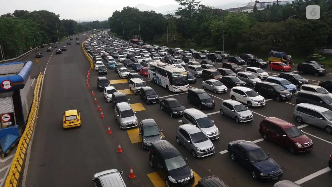 Jalur menuju kawasan Puncak Bogor macet 4 kilometer. (Liputan6.com/Achmad Sudarno)