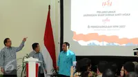 Wakil Presiden, Jusuf Kalla (tengah) bersama Menkominfo Rudiantara saat peluncuran Jaringan Wartawan Anti Hoax di Jakarta, Jumat (28/4). Selain meresmikan Jawarah, JK juga menyaksikan pemberian penghargaan HPN 2017. (Liputan6.com/Helmi Fithriansyah)