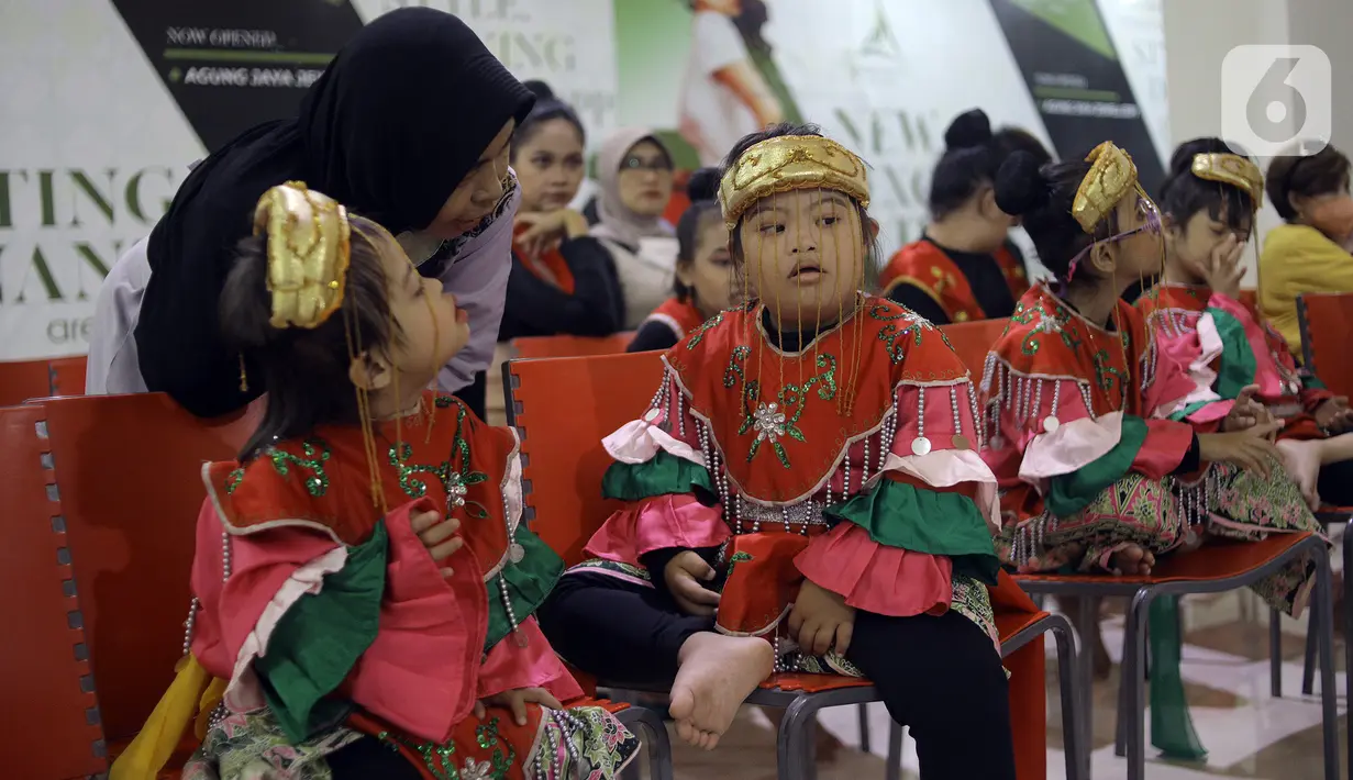 Siswa dari sekolah tari difabel Belantara Budaya Indonesia saat acara peluncuran sekolah tari tradisional gratis difabel di Margo City, Depok, Jawa Barat, Sabtu (3/12/2022). Acara yang juga sekaligus memperingati Hari Disabilitas Internasional ini menampilkan tarian tradisonal Indonesia di mana sebagian besar penarinya adalah penyandang disabilitas. (Liputan6.com/Johan Tallo)