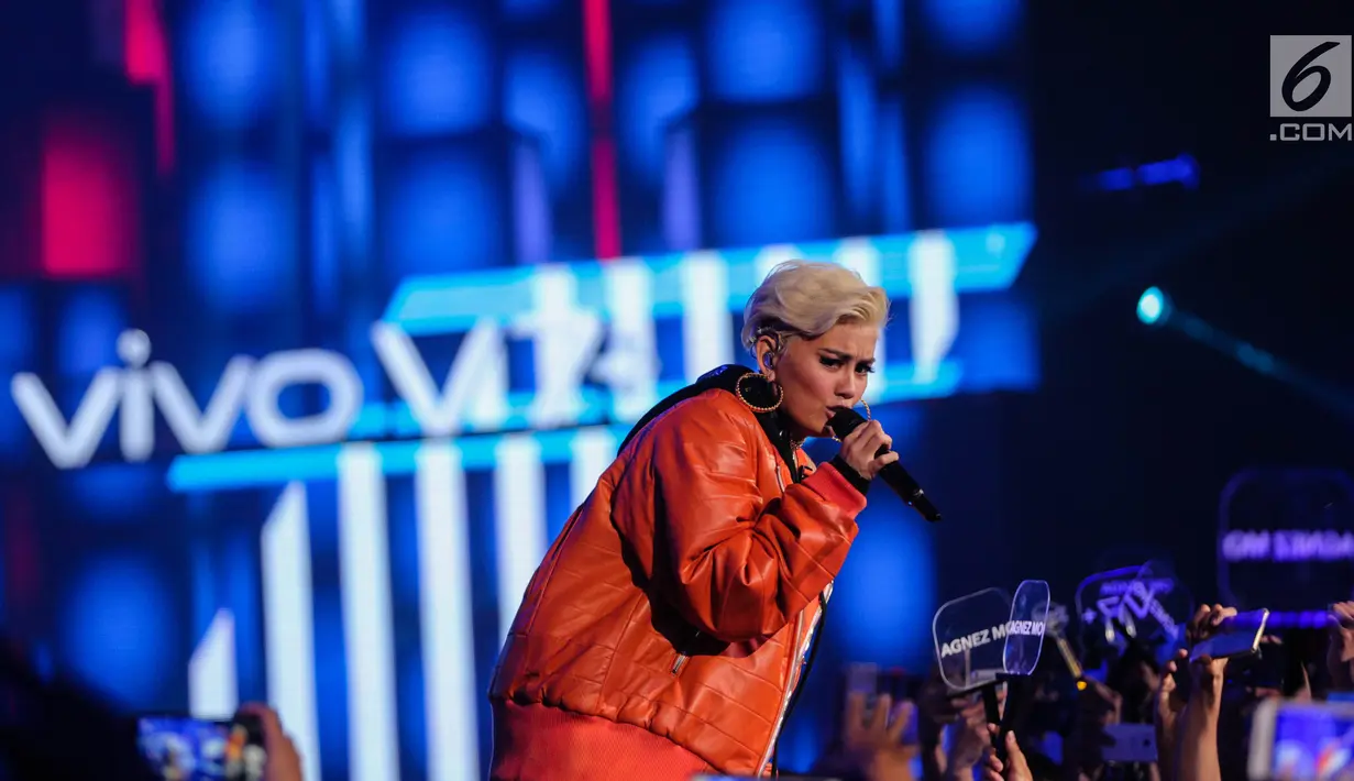 Aksi panggung Agnez Mo pada acara peluncuran Vivo V7 Plus di JIExpo Kemayoran, Jakarta Pusat, Kamis (28/9). Di acara ini, Agnez Mo untuk pertama kalinya membawakan empat lagu baru miliknya. (Liputan6.com/Faizal Fanani)