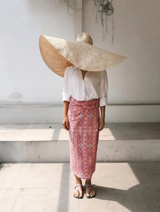 Andien juga sering tampil memadu padankan tenun dengan outfit sehari-harinya. Penampilannya kali ini bisa dijadikan inspirasi baju Lebaran yang menarik, atasan kemeja putih lengan panjang, dipadu dengan kain tenun bernuansa merah muda yang cantik sebagai bawahan. Foto: Instagram.