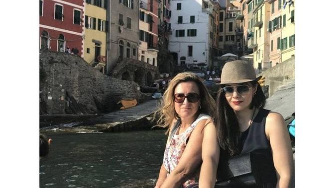 Jarang Tersorot, Ini 6 Potret Kedekatan Wulan Guritno dengan Ibu Bulenya (sumber: Instagram.com/wulanguritno)