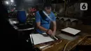 Pekerja memotong tahu di salah satu industri tahu tradisional , di Babakan Pocis, Setu, Tangerang Selatan, Selasa (14/7/2020). Pesanan tahu yang sempat menurun hingga 50 persen di awal pandemi Covid-19, kini mulai perlahan naik. (merdeka.com/Dwi Narwoko)