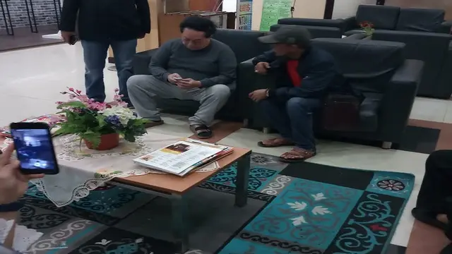 Tim Tabur Intelijen Kejagung berhasil menangkap Jentang setelah dua tahun lebih buron dalam kasus dugaan korupsi lahan negara di Makassar (Liputan6.com/ Eka Hakim)