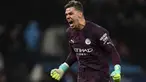 Sejak didatangkan pada awal musim 2017/2018, Ederson Moraes langsung menjadi pilihan utama Manchester City di posisi kiper hingga kini. Penampilannya yang konsisten membuat Pep Guardiola tak ragu terus memakai jasanya meski The Citizens sempat mendatangkan beberapa kiper pelapis yang kemudian harus rela menjadi bayang-bayang hingga kini. Seperti 5 kiper berikut ini yang gagal merebut singgasana kiper nomor satu Manchester City hingga saat ini. (AFP/Paul Ellis)