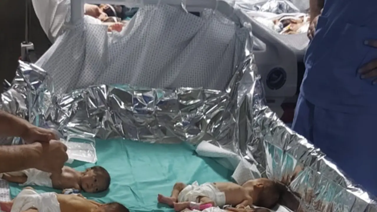 Bayi prematur di Rumah Sakit Al Shifa Gaza dibaringkan di atas aluminium foil agar tetap hangat setelah inkubator mereka dimatikan karena listrik padam pada Minggu, 12 November 2023. (Medical Aids for Palestine)