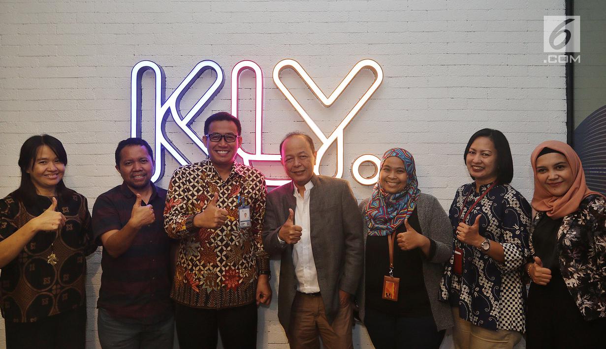 Direktur Utama PT Railink Heru Kuswanto melakukan foto bersama dengan Pimred dan Redaksi KLY saat berkunjung ke kantor Kapan Lagi Youniverse di Jakarta, Kamis (15/11). (Liputan6.com/Johan Tallo)