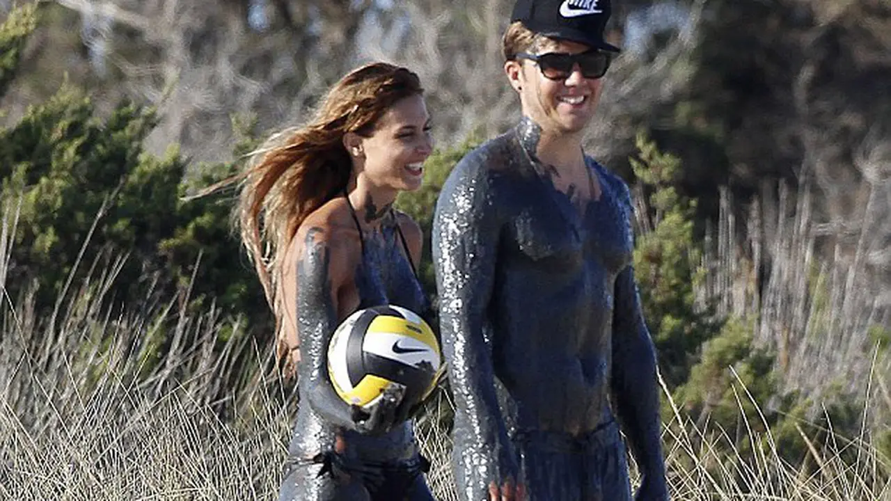 Sensasi Liburan Mario Goetze: Mandi Lumpur Bersama Model Seksi