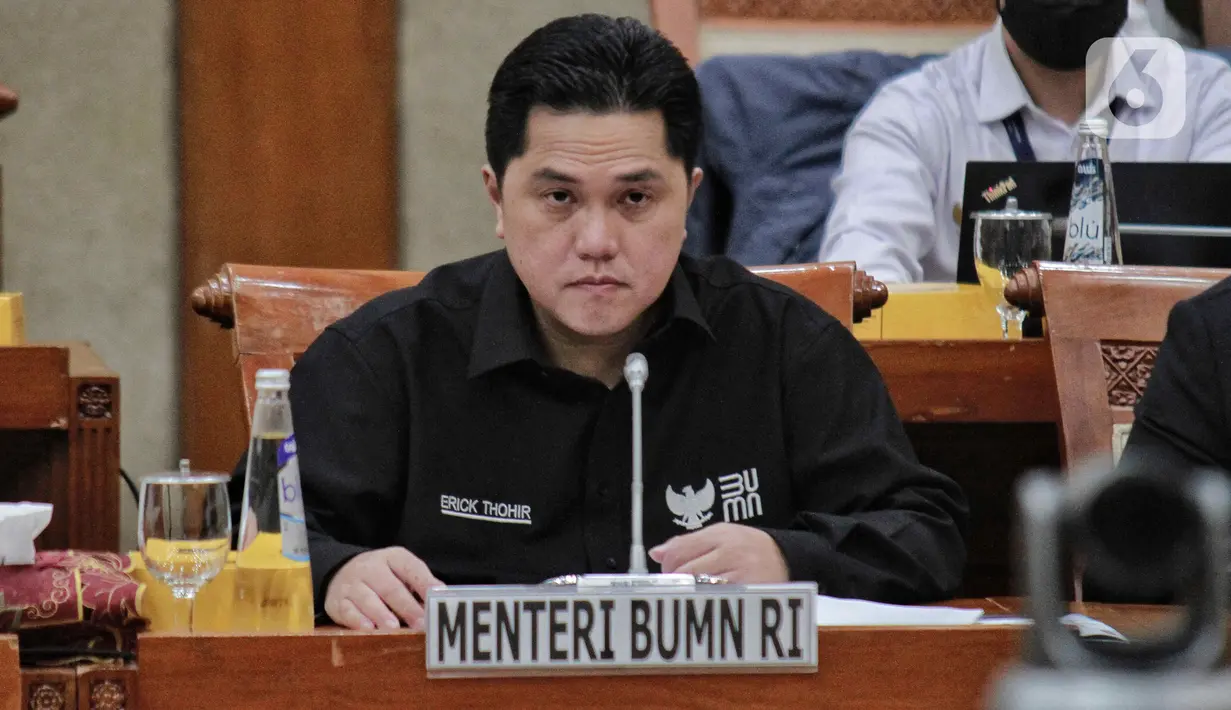 Menteri BUMN RI Erick Thohir mengikuti Rapat Kerja dengan Komisi VI DPR RI di gedung Parlemen, Jakarta, Senin (5/12/2022). Rapat kerja membahas evaluasi pelayanan dan pencapain kinerja Kementerian BUMN RI Tahun 2022 serta rencana aksi pembinaan BUMN Tahun 2023. (Liputan6.com/Angga Yuniar)