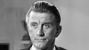 Aktor Hollywood Kirk Douglas di New York, Amerika Serikat, 9 Agustus 1962. Kirk Douglas tiga kali dinominasikan dalam Piala Oscar untuk film Champion (1949), The Bad and the Beautiful (1952) serta Lust for Life (1956). (AP Photo/DAB, File)