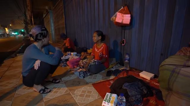 7 Momen Nikita Mirzani Bagikan Makanan di Pinggir Jalan, Penuh Haru