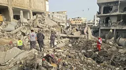 Seperti diketahui, Lebanon terseret ke dalam perang Timur Tengah ketika Hizbullah melancarkan serangan terhadap Israel untuk membalas gugurnya pemimpin Iran, Ayatollah Ali Khamenei. Tampak dalam foto, para petugas penyelamat memeriksa puing-puing bangunan yang hancur di lokasi serangan Israel di wilayah Maarakeh, Lebanon selatan, dekat kota pesisir Tyre pada Sabtu 4 April 2026. (Kawnat HAJU/AFP)
