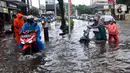 Sejumlah kendaraan melintasi trotoar untuk menghindari banjir di Jalan Kemang Raya, Jakarta Selatan, Kamis (3/11/2022). Hujan deras sekitar dua jam lebih menyebabkan Jalan Kemang Raya digenangi banjir sekitar 30 cm sehingga benyak kendaraan tidak dapat melintas. (merdeka.com/Arie Basuki)