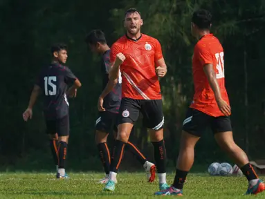 Dalam laga uji coba internal ini, Angelo Alessio ingin melihat bagaimana perkembangan pemain menerapkan strategi seperti yang dia inginkan. (Foto: Dok. Persija)