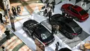 Pengunjung melihat mobil BMW pada acara BMW Exhibition yang berlangsung pada 15-17 Februari di Plaza Senayan, Jakarta, Jumat (15/2). Pasar mobil mewah (luxury car) tampaknya masih menjanjikan bagi bisnis otomotif dalam negeri. (Liputan6.com/Fery Pradolo)