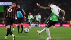 Pemain Liverpool, Darwin Nunez (kanan) mencetak gol ke gawang Bournemouth melalui tendangan kerasnya pada laga 16 besar Carabao Cup 2023/2024 di Vitality Stadium, Bournemouth, Inggris, Kamis (02/11/2023) dini hari WIB. (AFP/Adrian Dennis)