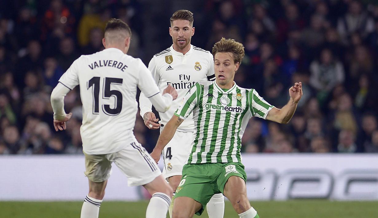 Hadangan pemain Real Betis, Sergio Canales pada laga lanjutan La Liga Spanyol yang berlangsung di stadion Benito Villamarin, Senin (14/1). Real Madrid menang 2-1 atas Real Betis. (AFP/Cristina Quicler)