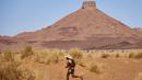 Seorang peserta beraksi di Etape 3 Marathon des Sables antara Oued Moungarf dan Ba Hallou di selatan Gurun Sahara, Maroko, (12/4/2016). (AFP/Jean-Philippe Ksiazek)