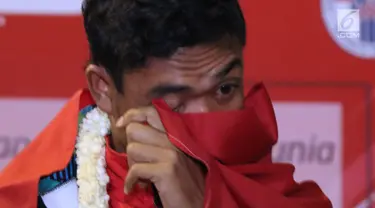 Pelari muda Indonesia, Lalu Muhammad Zohri mengusap mata saat upacara penyambutan di Terminal 3 Bandara Soetta, Tangerang, Selasa (17/7). Lalu M Zohri meraih emas lari 100m putra di Kejuaraan Dunia Atletik U-20. (Liputan6.com/Helmi Fithriansyah)