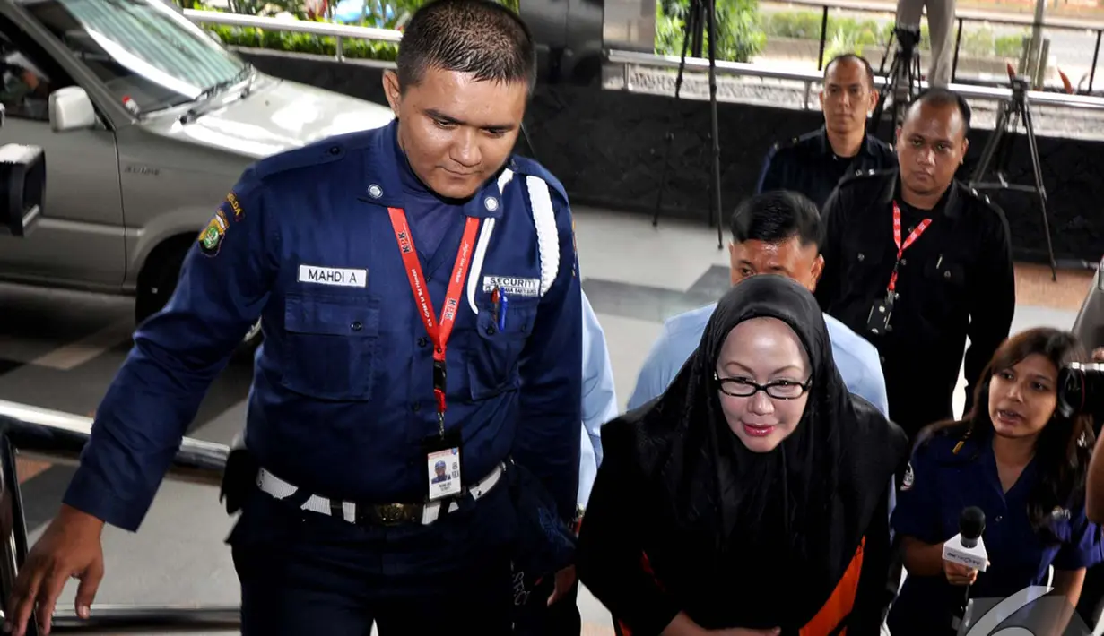 Mantan Gubernur Banten Ratu Atut Chosiyah saat tiba di KPK, Jakarta, Senin (10/11/2014)(Liputan6.com/Miftahul Hayat)