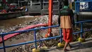 Petugas kebersihan mengeruk sampah menggunakan alat berat di Pintu Air Manggarai, Jakarta, Selasa (26/2). Meningkatnya debit air Sungai Ciliwung menyebabkan terjadi penumpukan sampah di Pintu Air Manggarai. (Liputan6.com/Faizal Fanani)