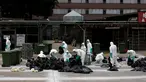 Petugas kesehatan menyisihkan unggas ke tempat sampah di sebuah pasar di Hong Kong, (7/6).  Pihak berwenang memutuskan untuk menangguhkan perdagangan unggas hidup setelah pemeriksaan menunjukkan adanya virus flu burung H7N9. (REUTERS/Bobby Yip)