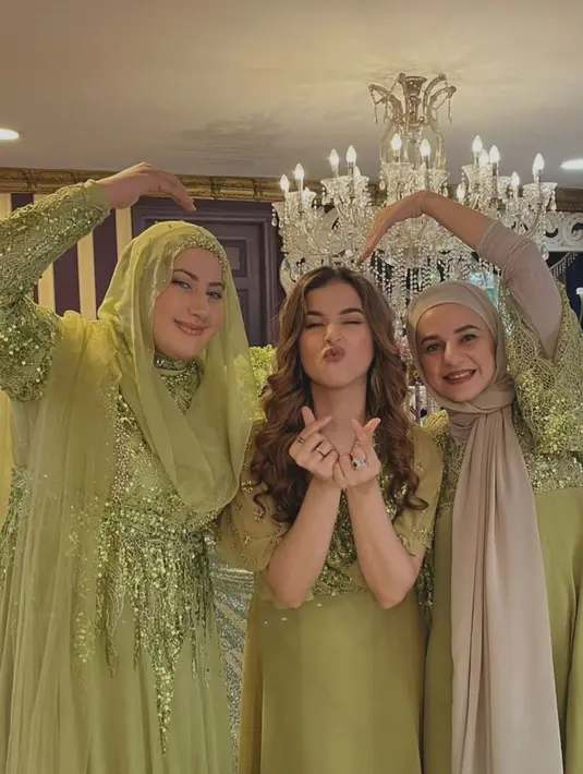 Sebagai kakak, Selvi Salavia memang punya umur yang lebih tua dari adik-adiknya. Namun, jika dilihat wajah dan penampilannya, dia masih terlihat seumuran dengan Tasyi Athasyia dan Tasya Farasya. (FOTO: instagram.com/selvisalavia)