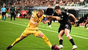 Duel Kenan Yildiz dan Julian Ryerson dalam laga Juventus vs Borussia Dortmund di Liga Champions 2025/2026, Rabu (17/9/2025). (La Presse via AP Photo/Marco Alpozzi)