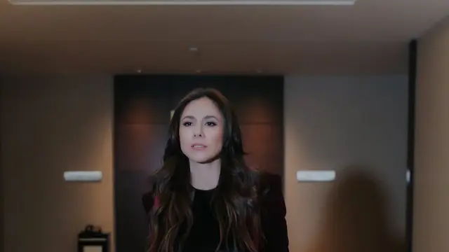 Gaya elegan Wulan Guritno dalam balutan jas. (credit:instagram.com/anggarcp/wulanguritno)