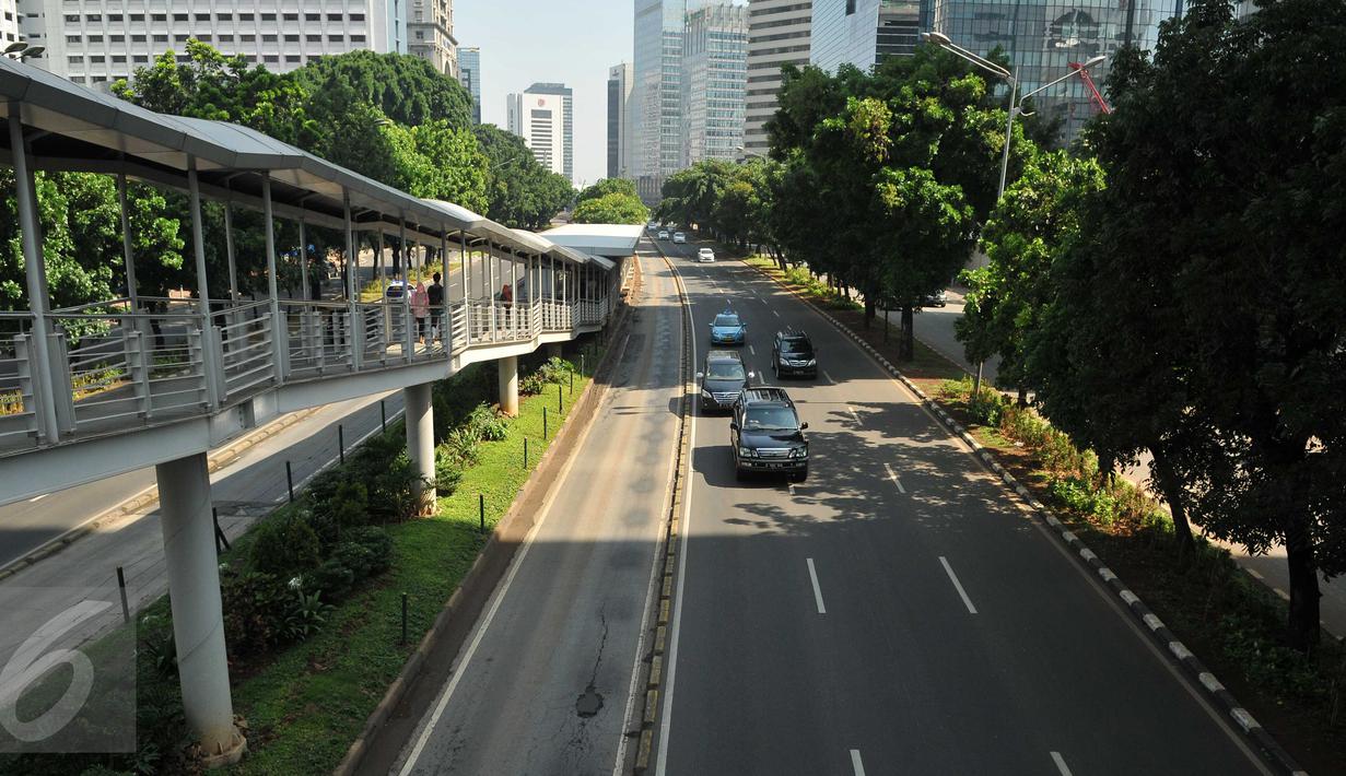Suasana jalanan di Jakarta tampak sepi, Rabu (09/12). Saat Pilkada, jalan-jalan protokol Ibu Kota yang biasanya selalu padat kendaraan kini lenggang dan bebas dari kemacetan. (Liputan6.com/Gempur M Surya)