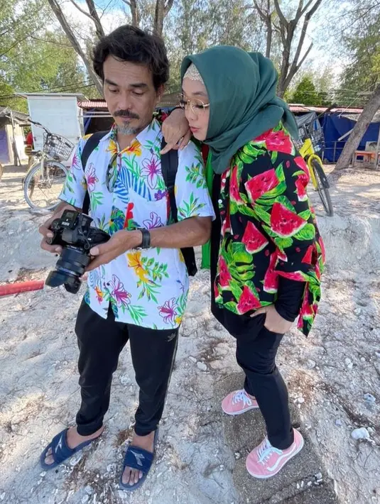 "Yang lain itu udah sembuh semua orang kantornya. Karena kebetulan Rina mempunyai penyakit bawaan sinus ada sesak nafas asma juga. Jadi ketika terserang covid ya cukup berat buat beliau," jelas Teddy Syach. (Instagram/rinaguanawan74)